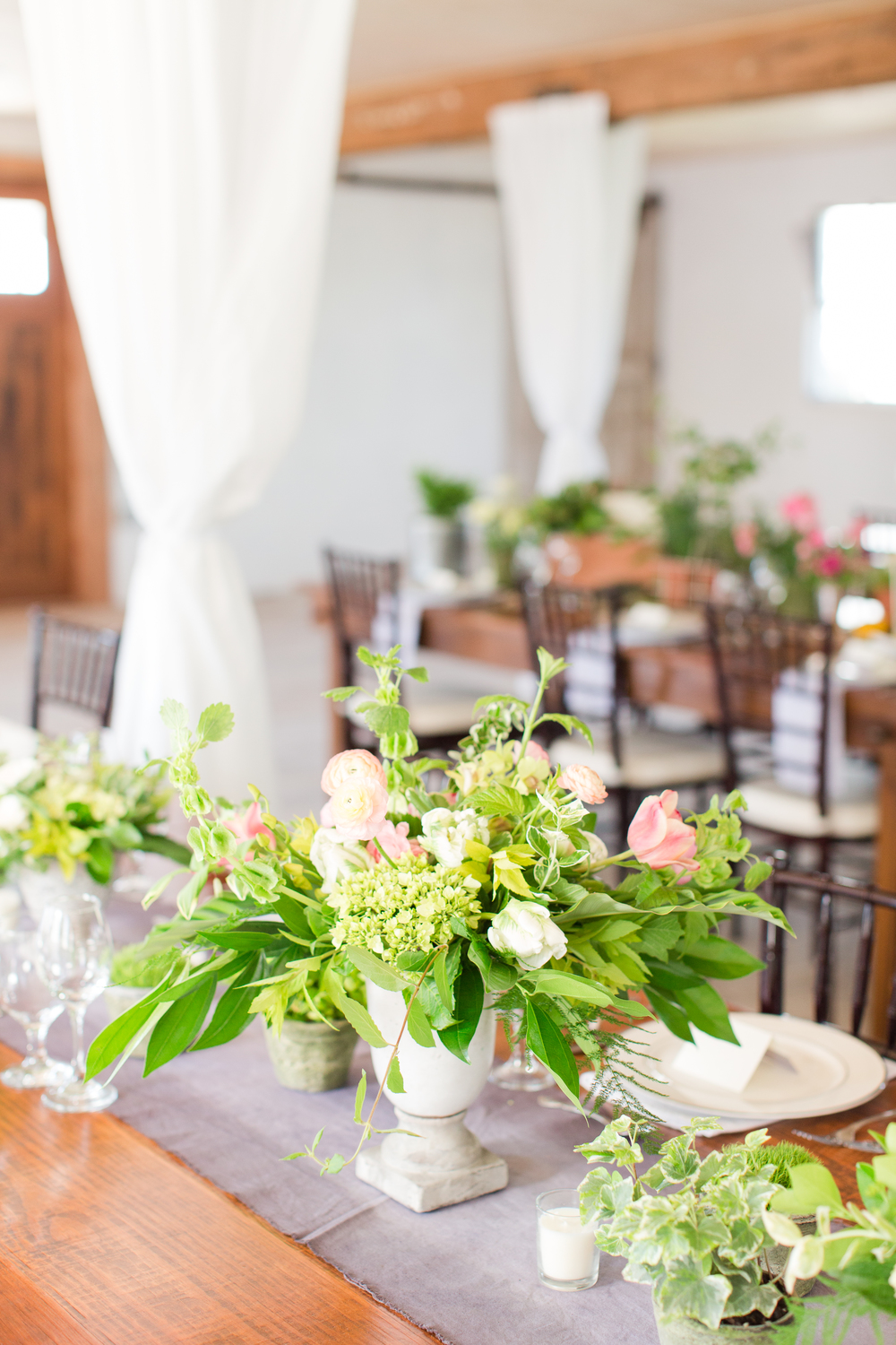 love these beautiful urns that Kari used!&nbsp;